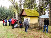 021 mit Regenschutz und Schirm geht es weiter