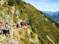 046 - nach der Scharte geht es ueber Seilsicherungen steil hinunter zum See