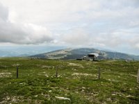 016 - Blick vom Stuhleck ueber die Hochflaeche bis zum Rosseggerhaus