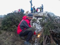 02 Christian entzuendet das Feuer : Hochlantsch, Osterfeuer