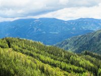 028 - Blick von der Alm zum Gasthaus Spitzer in Bildmitte und hinten der Rossbachkogel und im Nebel Gleinalmspeik