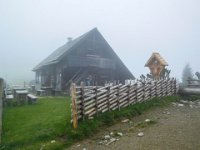 015 auch die Hofbauer Huette, 1352 m ist noch im Nebel