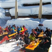 006 reichlich Schnee vor der Huette