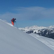 010 die erste Abfahrt beginnt mit Blick zum Dachstein