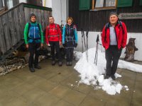 011 ein wenig Schnee vor der Huette